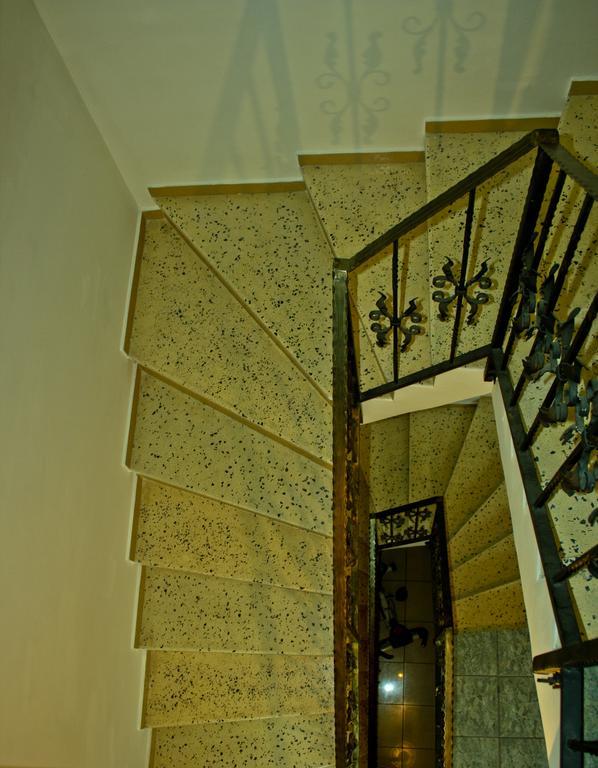Dracula Adventure Tours Accommodation Bukareszt Pokój zdjęcie